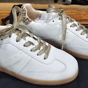 FRANKIE 4 Levi Women's Sneakers in White and Gold